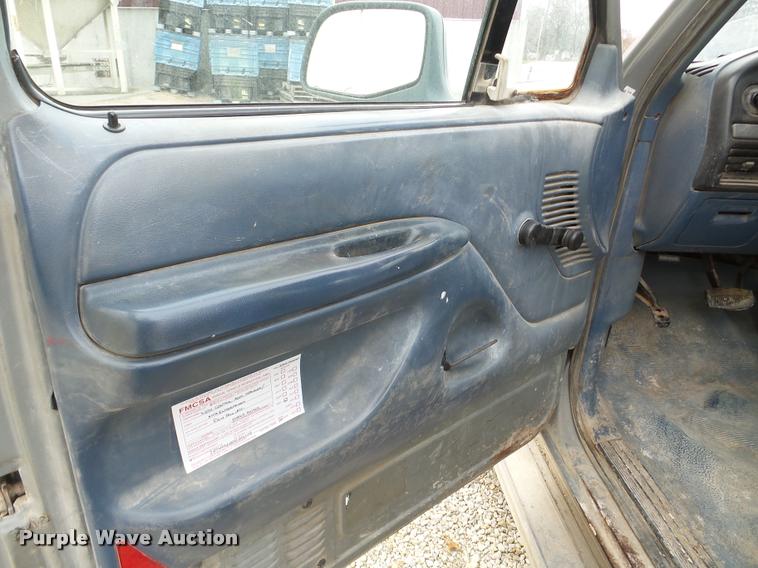 image for item DB5405 1995 Ford F250 flatbed pickup truck