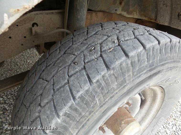 image for item DB5405 1995 Ford F250 flatbed pickup truck