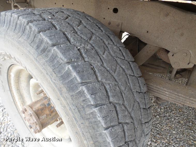 image for item DB5405 1995 Ford F250 flatbed pickup truck