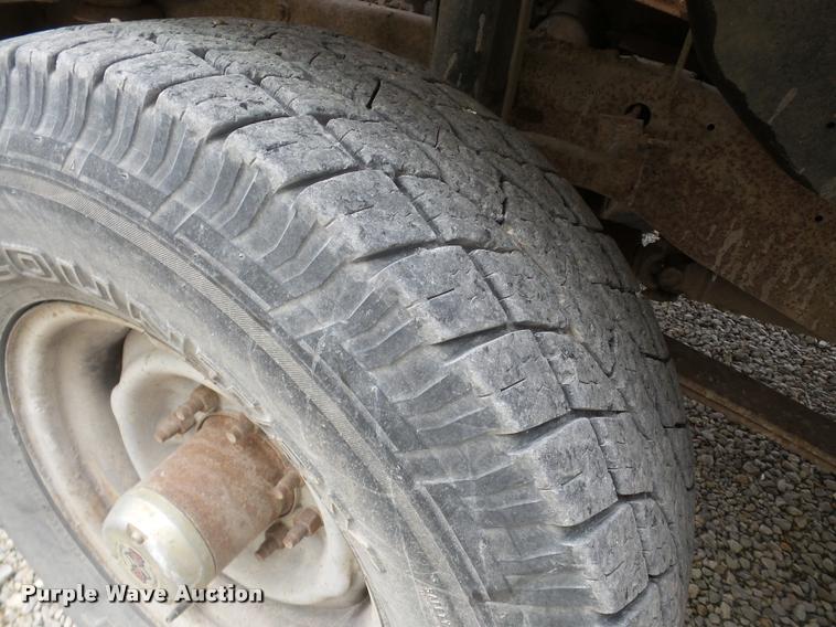 image for item DB5405 1995 Ford F250 flatbed pickup truck