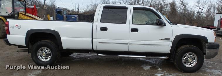 image for item K8058 2003 Chevrolet Silverado 2500HD LS Crew Cab pickup truck