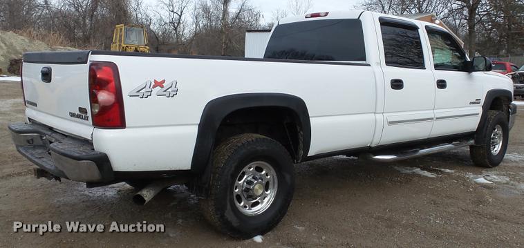 image for item K8058 2003 Chevrolet Silverado 2500HD LS Crew Cab pickup truck