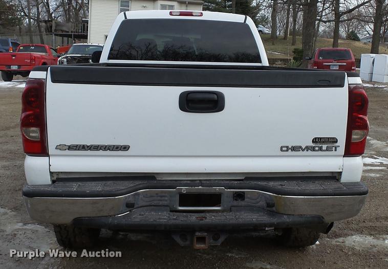 image for item K8058 2003 Chevrolet Silverado 2500HD LS Crew Cab pickup truck