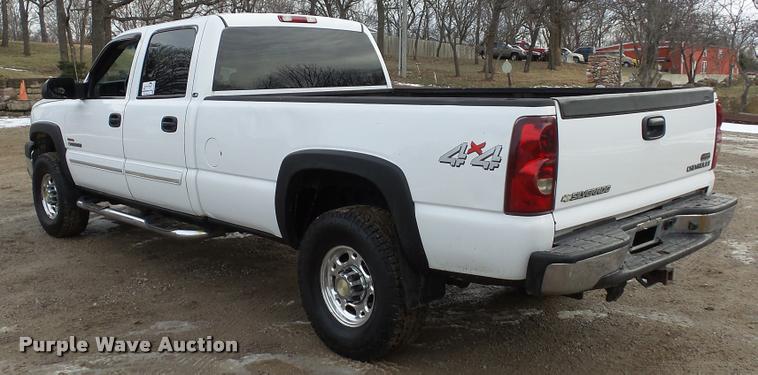 image for item K8058 2003 Chevrolet Silverado 2500HD LS Crew Cab pickup truck