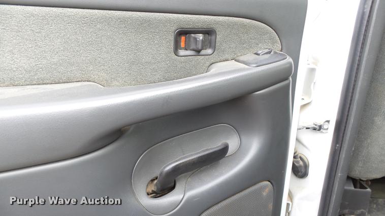 image for item K8058 2003 Chevrolet Silverado 2500HD LS Crew Cab pickup truck