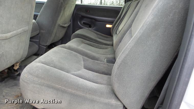 image for item K8058 2003 Chevrolet Silverado 2500HD LS Crew Cab pickup truck