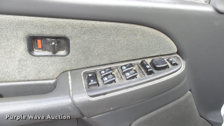 image for item K8058 2003 Chevrolet Silverado 2500HD LS Crew Cab pickup truck