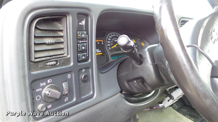 image for item K8058 2003 Chevrolet Silverado 2500HD LS Crew Cab pickup truck