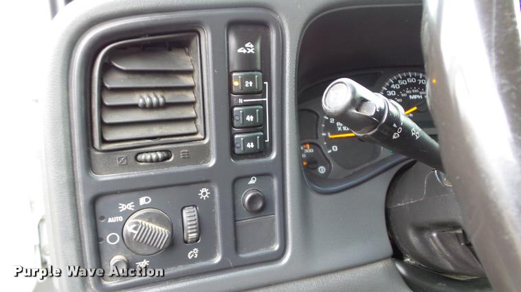 image for item K8058 2003 Chevrolet Silverado 2500HD LS Crew Cab pickup truck