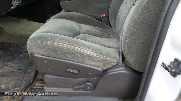 image for item K8058 2003 Chevrolet Silverado 2500HD LS Crew Cab pickup truck