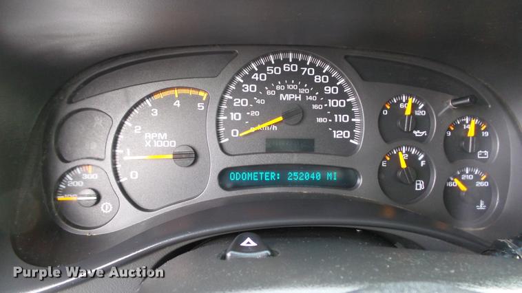 image for item K8058 2003 Chevrolet Silverado 2500HD LS Crew Cab pickup truck