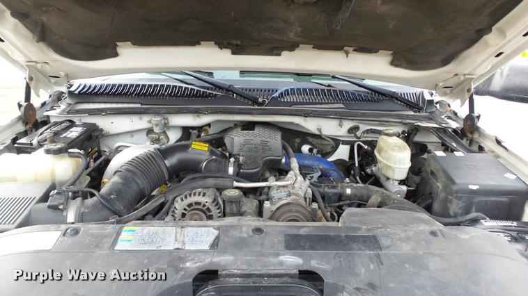 image for item K8058 2003 Chevrolet Silverado 2500HD LS Crew Cab pickup truck