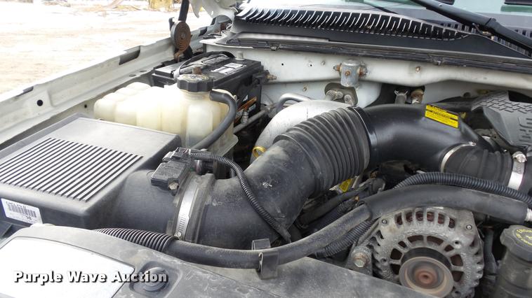 image for item K8058 2003 Chevrolet Silverado 2500HD LS Crew Cab pickup truck