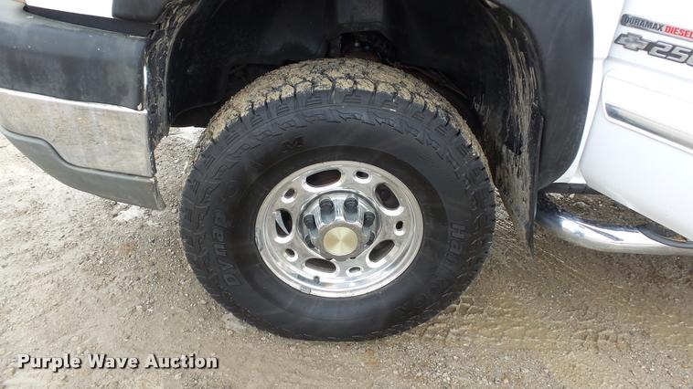 image for item K8058 2003 Chevrolet Silverado 2500HD LS Crew Cab pickup truck