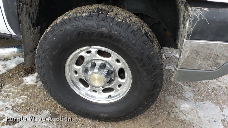 image for item K8058 2003 Chevrolet Silverado 2500HD LS Crew Cab pickup truck