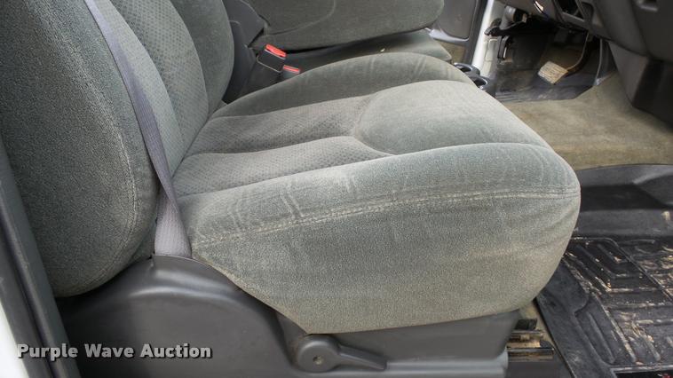 image for item K8058 2003 Chevrolet Silverado 2500HD LS Crew Cab pickup truck