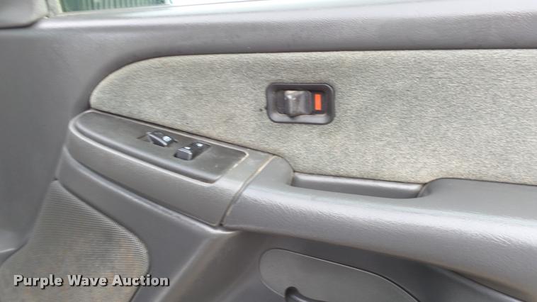 image for item K8058 2003 Chevrolet Silverado 2500HD LS Crew Cab pickup truck