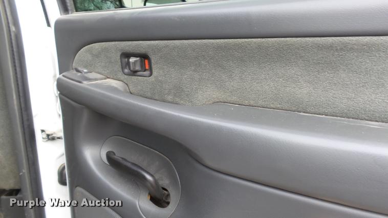 image for item K8058 2003 Chevrolet Silverado 2500HD LS Crew Cab pickup truck