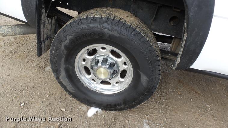 image for item K8058 2003 Chevrolet Silverado 2500HD LS Crew Cab pickup truck