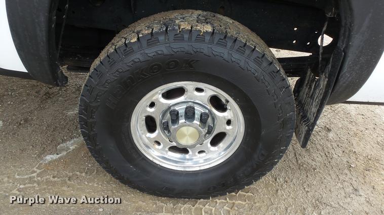 image for item K8058 2003 Chevrolet Silverado 2500HD LS Crew Cab pickup truck