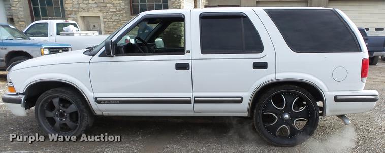 image for item K8059 1999 Chevrolet Blazer SUV
