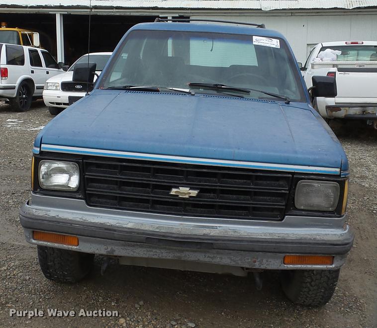 image for item K8061 1989 Chevrolet S10 Blazer SUV