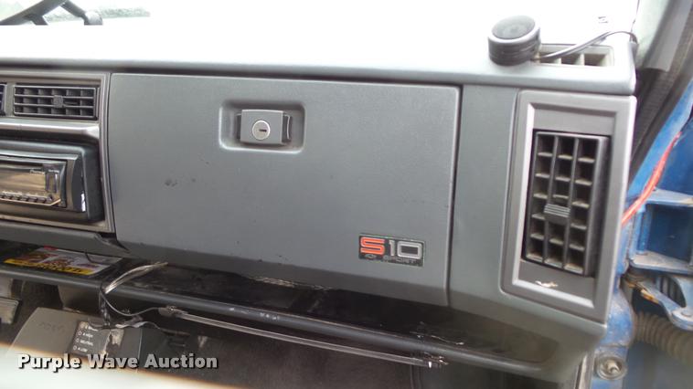 image for item K8061 1989 Chevrolet S10 Blazer SUV