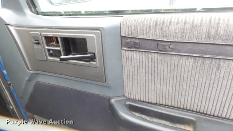 image for item K8061 1989 Chevrolet S10 Blazer SUV