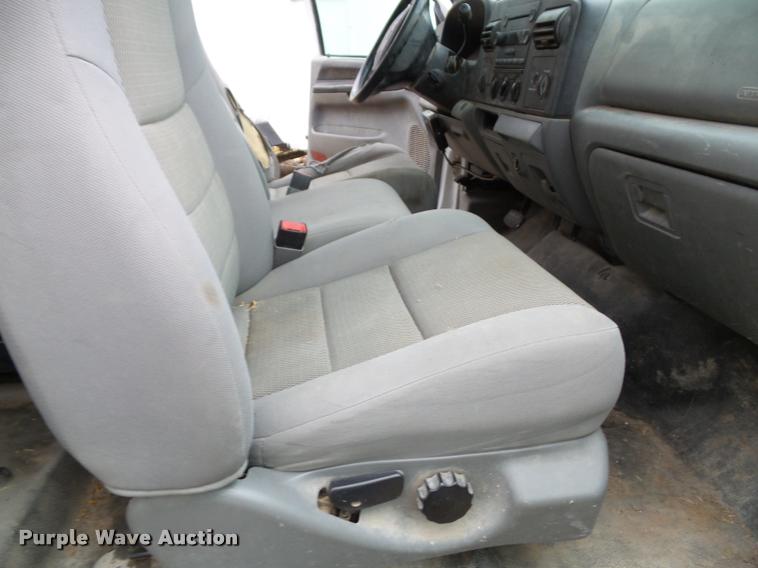 image for item K8074 2007 Ford F250 Super Duty XLT flatbed pickup truck