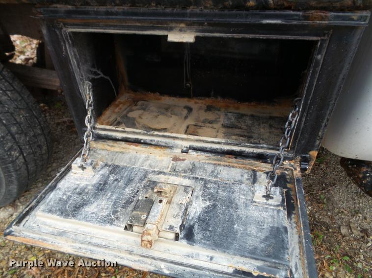 image for item K8074 2007 Ford F250 Super Duty XLT flatbed pickup truck