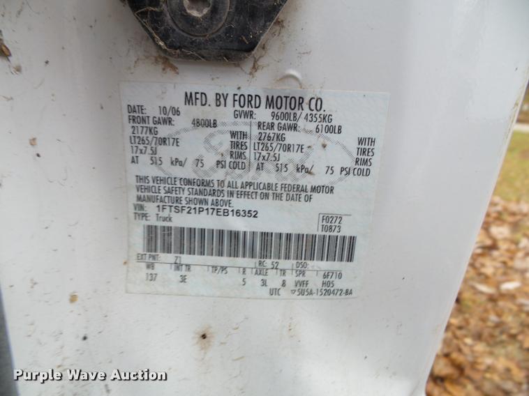 image for item K8074 2007 Ford F250 Super Duty XLT flatbed pickup truck