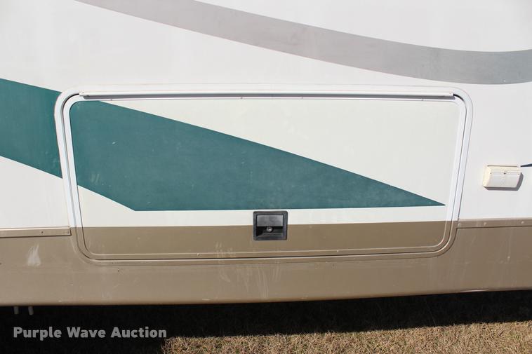 image for item L3002 2002 Carriage DS368 camper