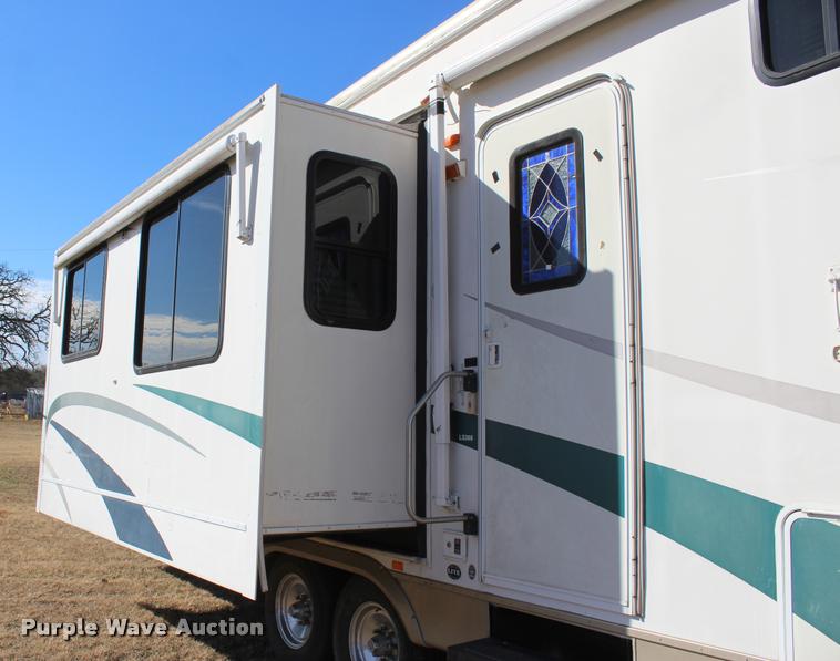image for item L3002 2002 Carriage DS368 camper