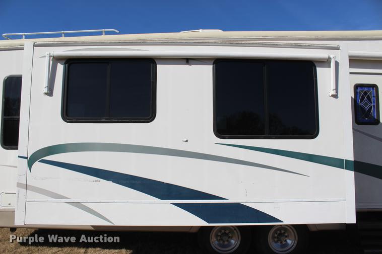 image for item L3002 2002 Carriage DS368 camper