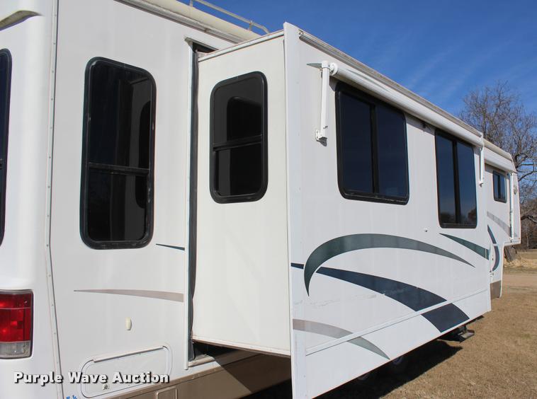 image for item L3002 2002 Carriage DS368 camper