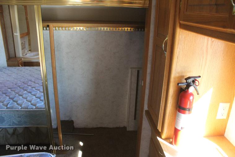 image for item L3002 2002 Carriage DS368 camper