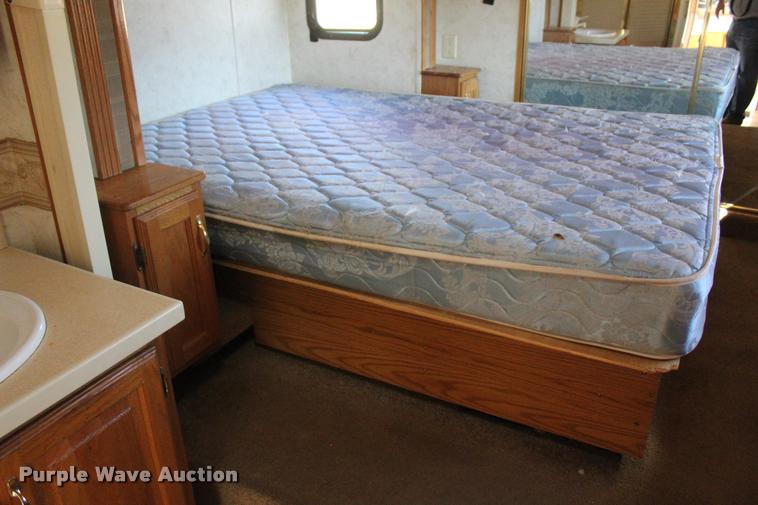 image for item L3002 2002 Carriage DS368 camper