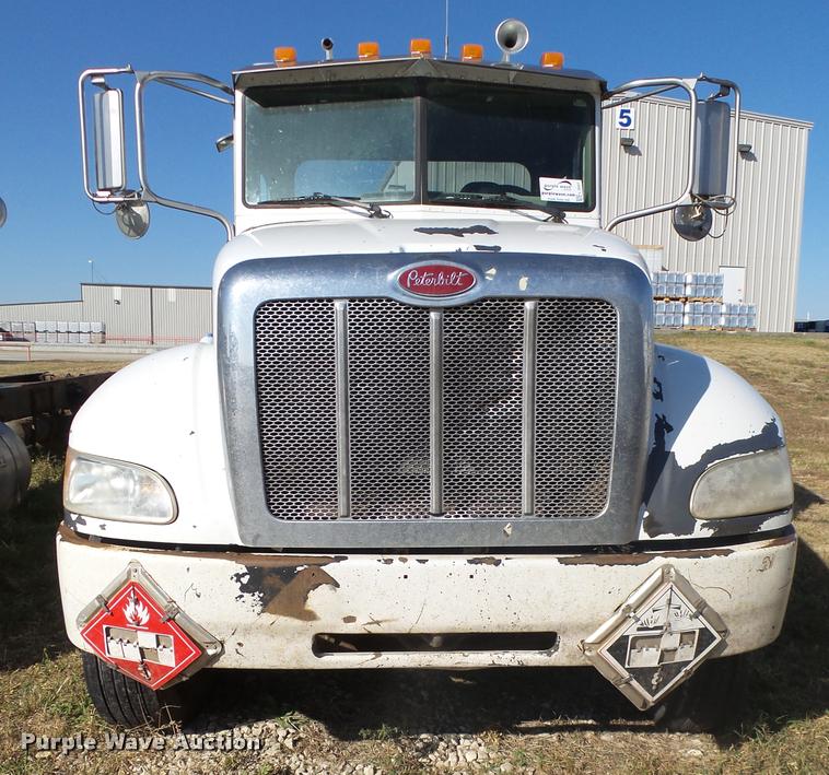 image for item L3307 2007 Peterbilt 335 truck cab and chassis