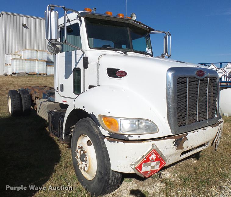 image for item L3307 2007 Peterbilt 335 truck cab and chassis