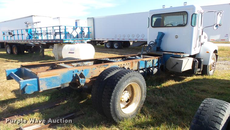 image for item L3307 2007 Peterbilt 335 truck cab and chassis