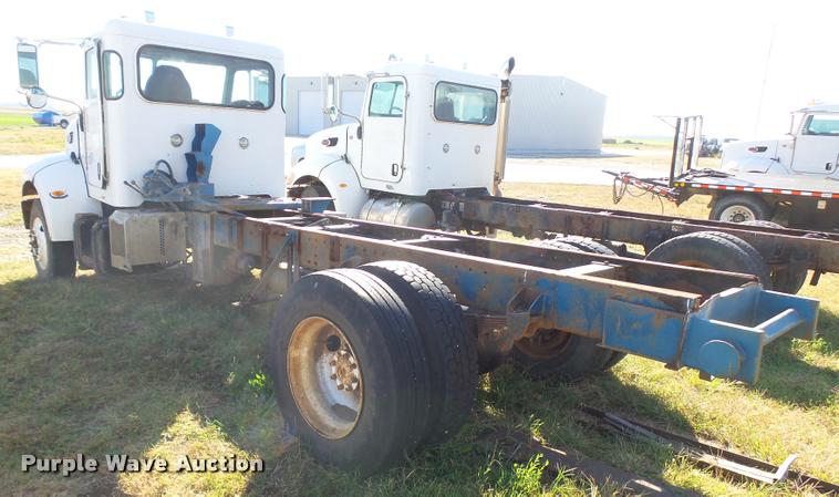 image for item L3307 2007 Peterbilt 335 truck cab and chassis