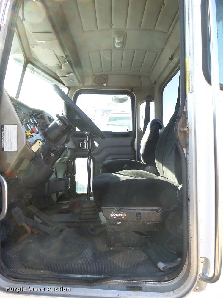 image for item L3307 2007 Peterbilt 335 truck cab and chassis
