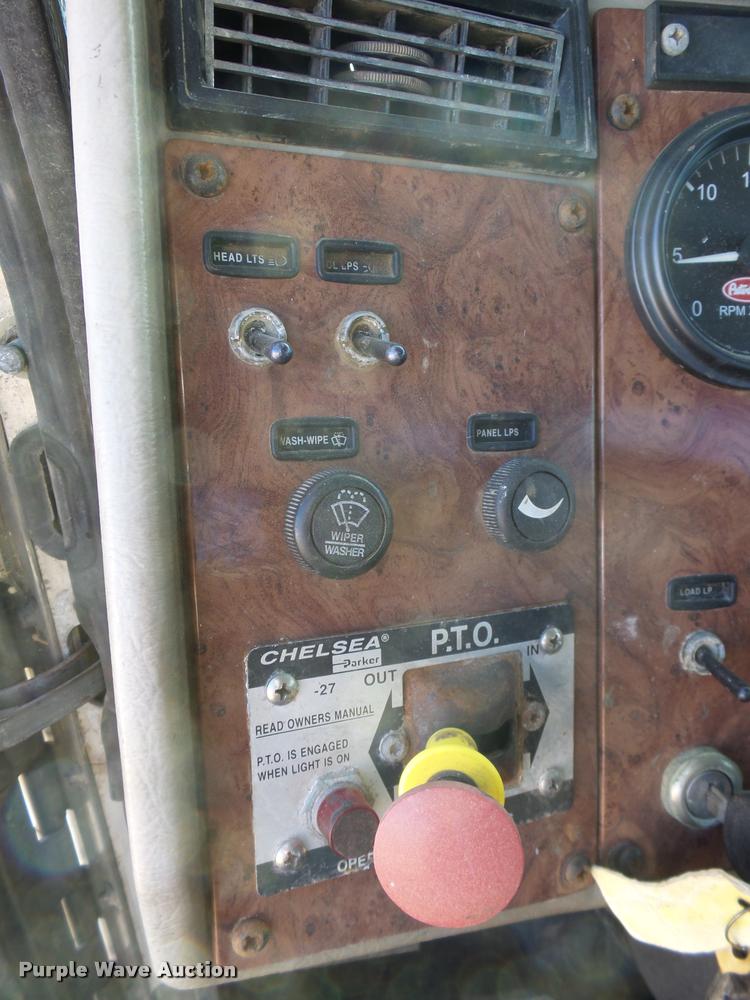 image for item L3307 2007 Peterbilt 335 truck cab and chassis