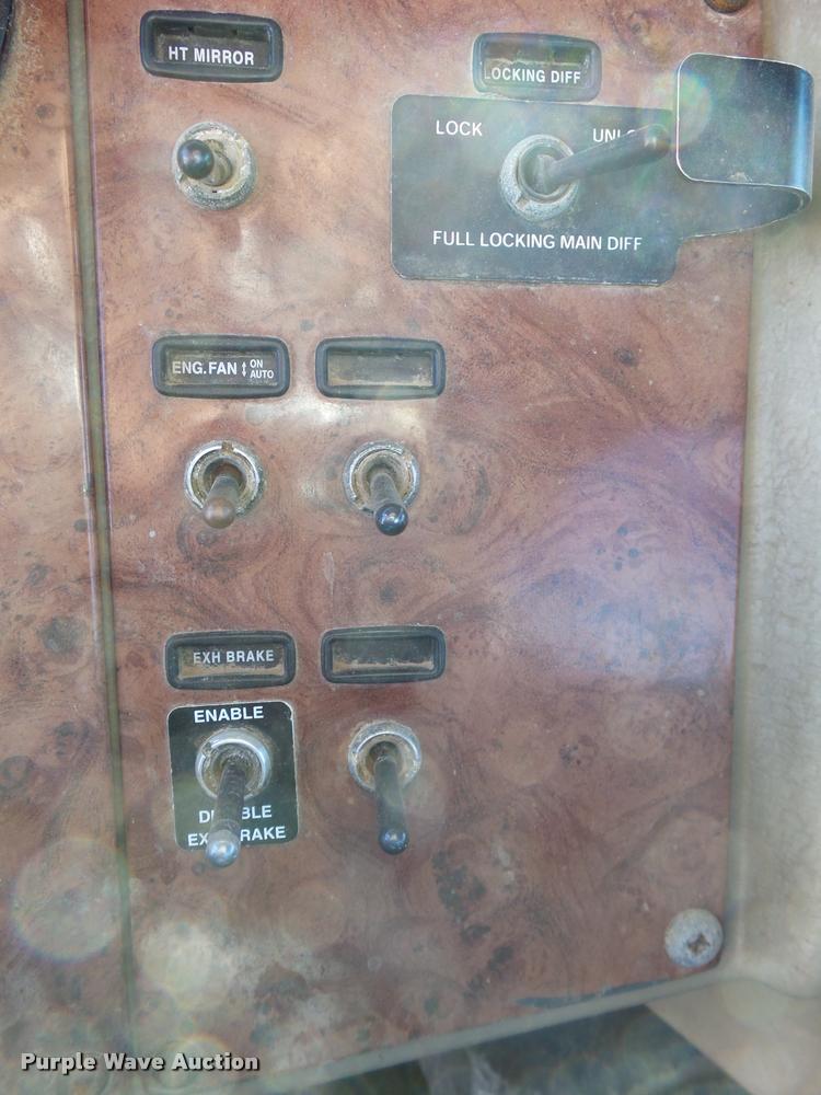 image for item L3307 2007 Peterbilt 335 truck cab and chassis