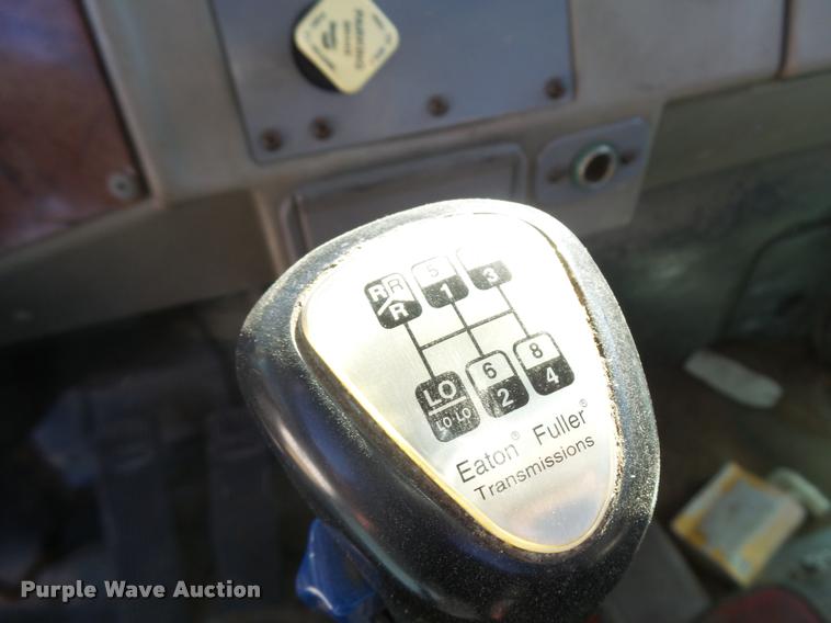 image for item L3307 2007 Peterbilt 335 truck cab and chassis