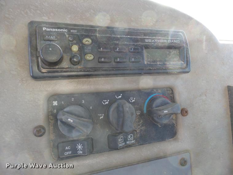 image for item L3307 2007 Peterbilt 335 truck cab and chassis