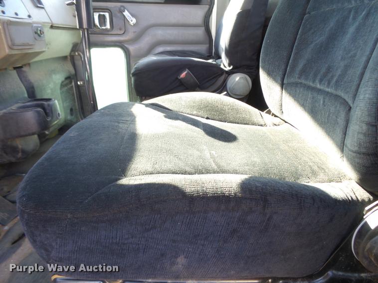 image for item L3307 2007 Peterbilt 335 truck cab and chassis