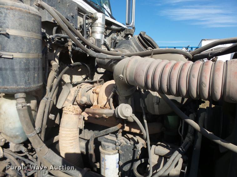 image for item L3307 2007 Peterbilt 335 truck cab and chassis