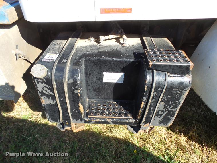 image for item L3307 2007 Peterbilt 335 truck cab and chassis