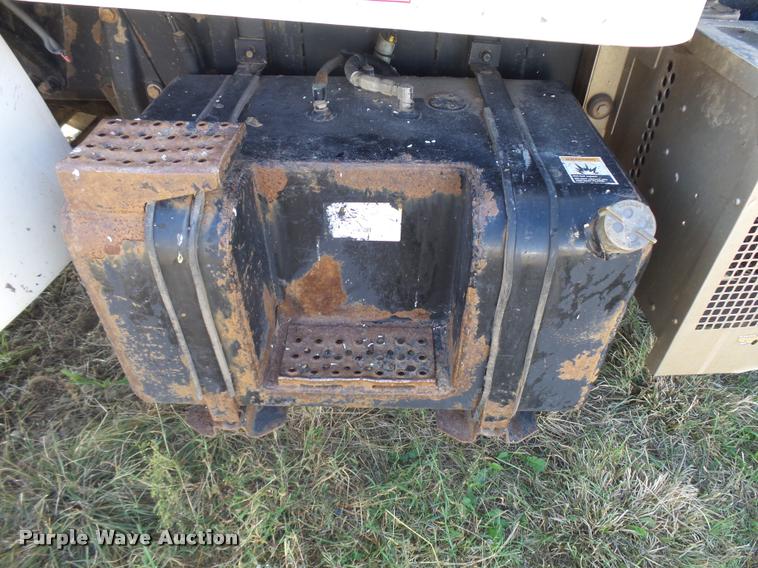 image for item L3307 2007 Peterbilt 335 truck cab and chassis